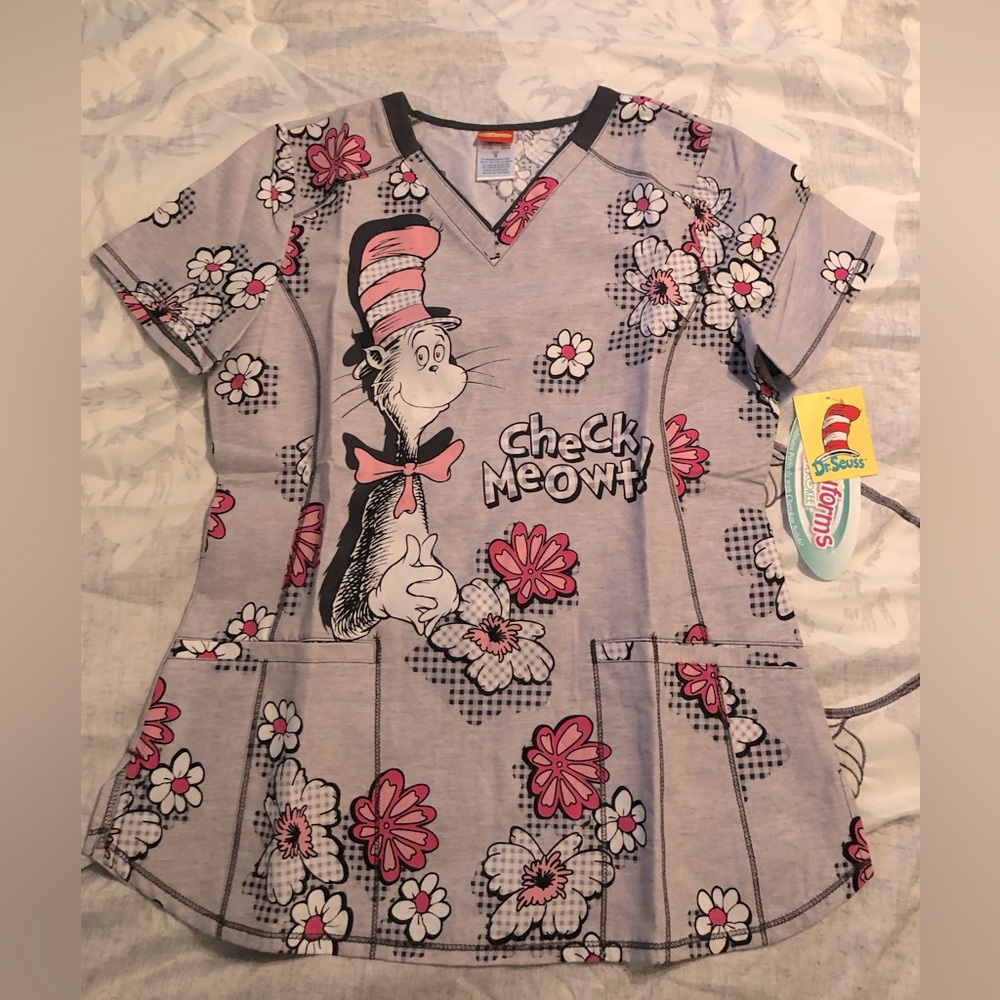 “Cat in the Hat” Scrub Top — SO CUTE!🩷